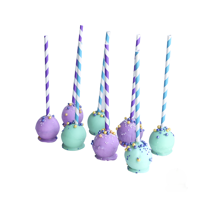 Cake pops de cumpleaños en tonos suaves como lila y azul, con cobertura uniforme y decorados con perlas y sprinkles metálicos