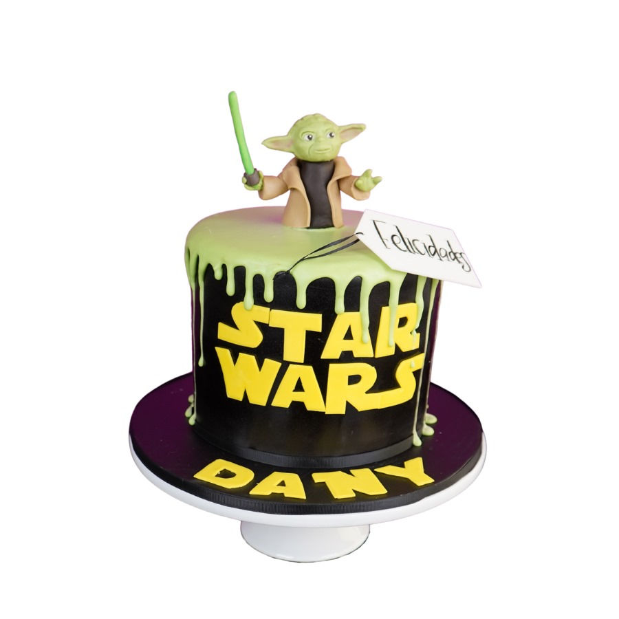 Pastel de cumpleaños de Star Wars del Maestro Yoda en negro mate con drip verde ácido que cae sobre la superficie