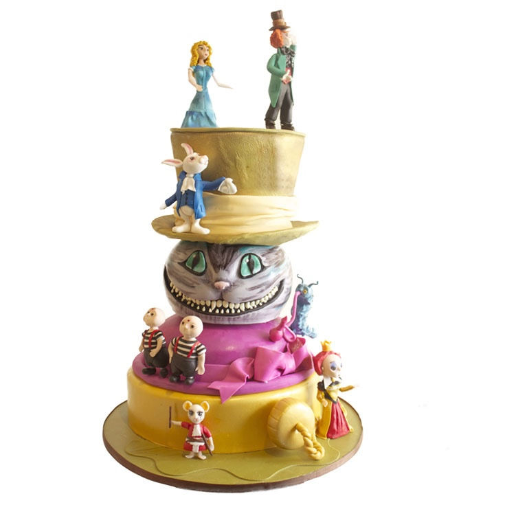 Pastel de cumpleaños decorado con figuras modeladas en fondant de los personajes de Alicia en el país de las Maravillas.