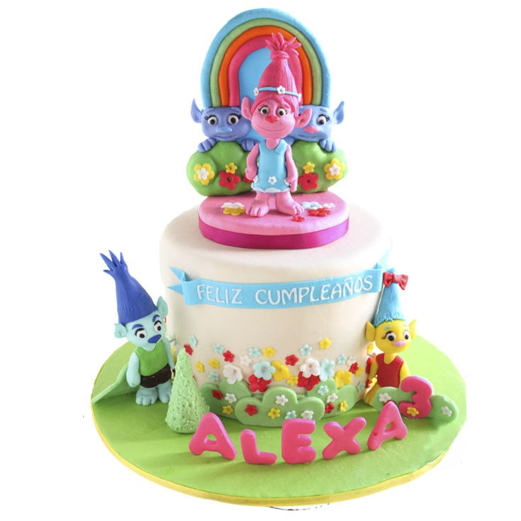 Pastel de cumpleaños de Trolls colorido con arcoíris, personajes como Poppy, y detalles florales más limpios.