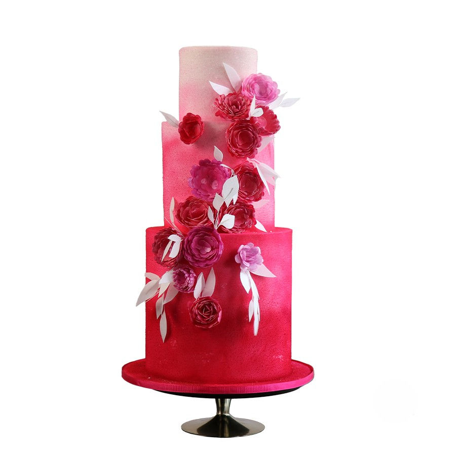 Pastel de Quince Años de tres niveles en degradado rosa con aplicación de flores en cascada y detalles orgánicos