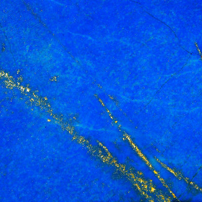 Lapis-lazuli gros plan pierre bleue des dieux inclusions dorées de pyrite bleu roi gemme pierre fine