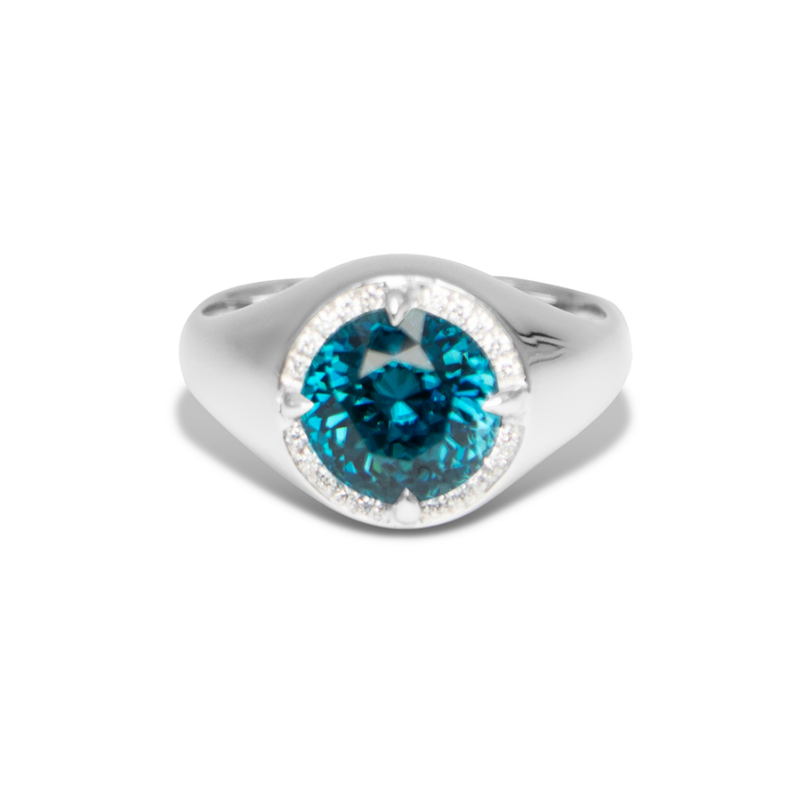 Chevalière Bague en or blanc 18k diamants zircon naturel bleu cambolite BEL-AMI Joaillier Paris XVI