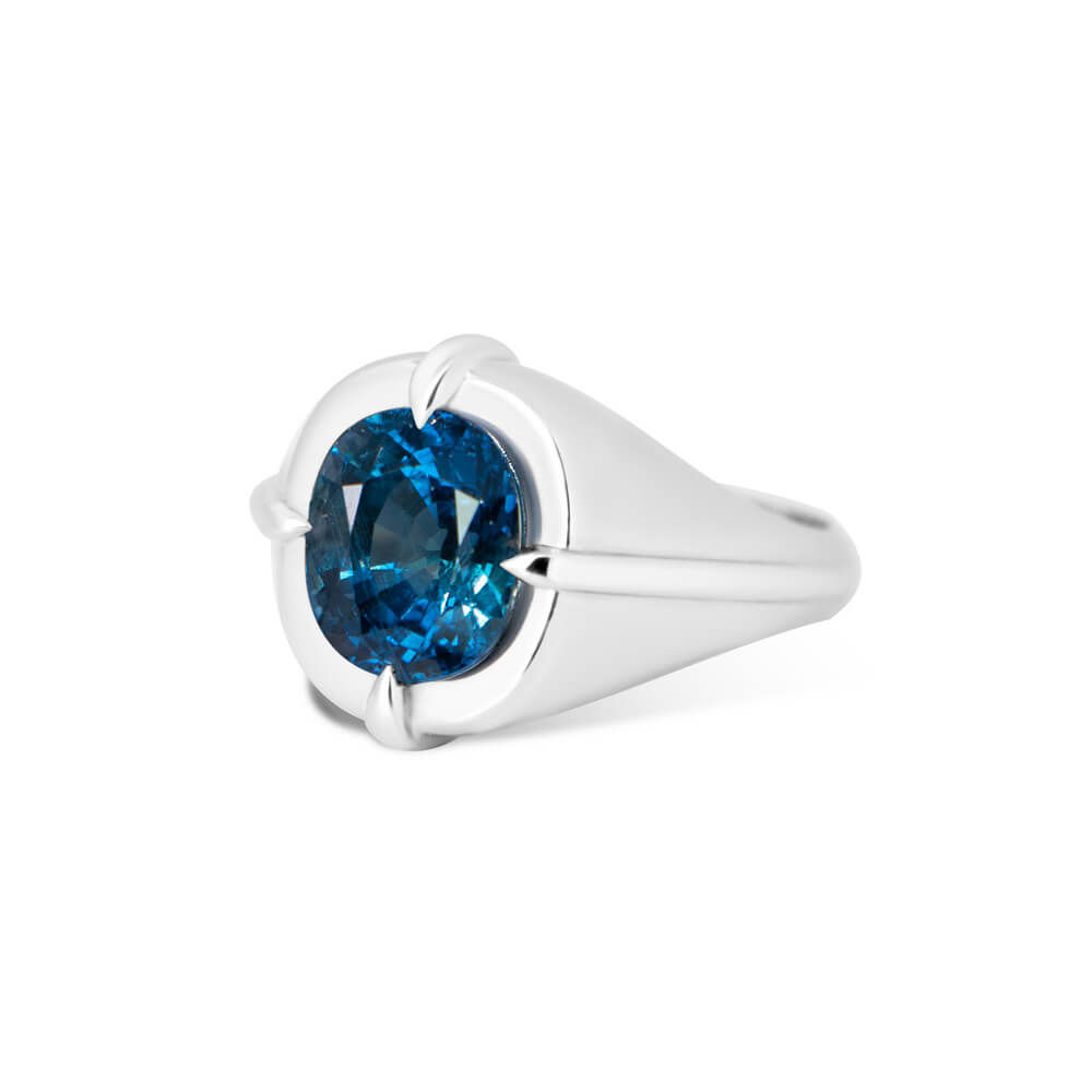 Chevalière en or blanc et saphir bleu coussin 4,18 ct, bague NODUS au design architectural et minimaliste