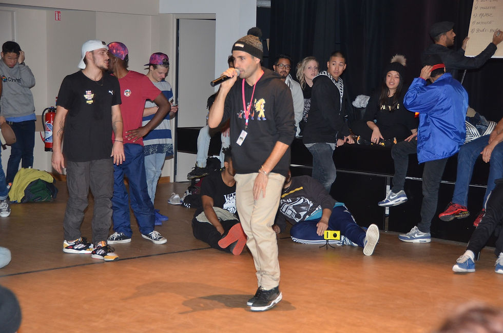 Galera do Hip Hop - Vejam: Quantos bonés encontramos na cena? Ele é bem popular entre essa rapaziada.Fonte: Pixabay
