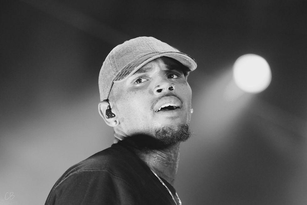 Com certeza os bonés são acessórios indispensáveis no visual do cantor Chris Brown.