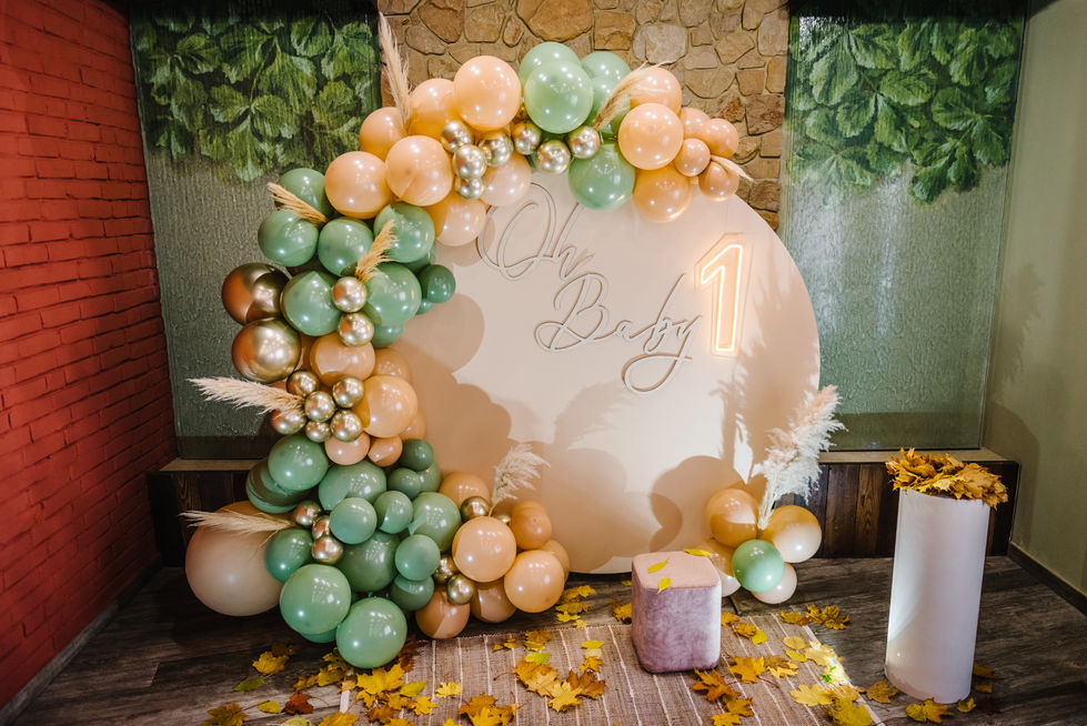Safari balloon arch with pampas grass and “Oh Baby 1” sign styled by MoByDsign.