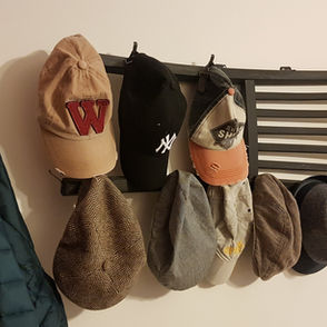 La sedia e i cappelli