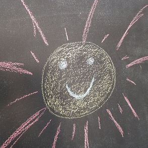 Una lavagna, tre raggi di sole