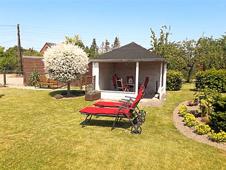 Gartenlaube und Liegebereich