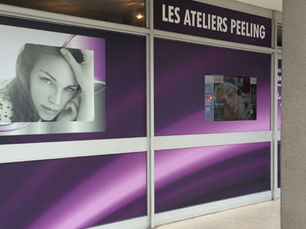 Le peeling moyen & ses fonctions : Son action va synthétiser la production de collagène, pour remplacer les cellules mortes et en fabriquer d’autres toutes neuves, pour un visage éclatant et rajeuni.