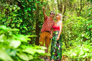 casal_passeia_na_área_verde_bosque_do_Ho