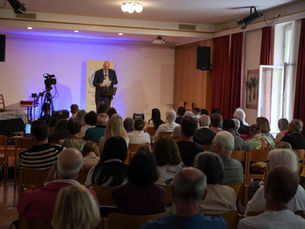 Vienna Speakers Depict Strong Families, Happy Children