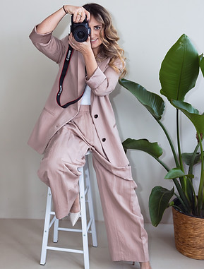 Branding-Fotografin Maria Santoro mit Kamera