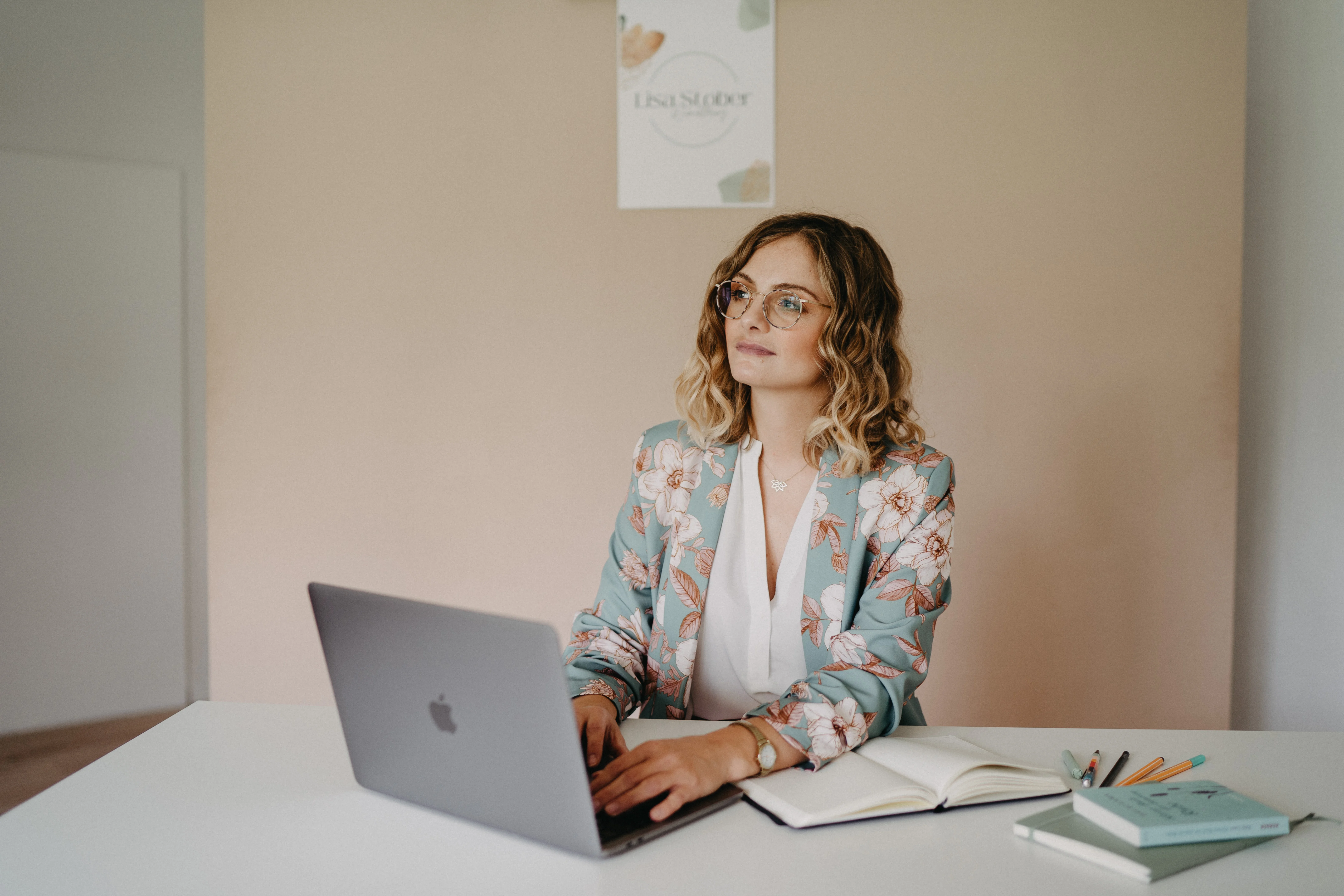 Lisa-Stober_Zyklus-Coachin_am-Schreibtisch.webp