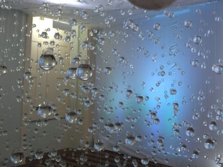 Estar na chuva e não se molhar.