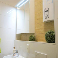 Helles Badezimmer mit Waschbecken und Spiegel