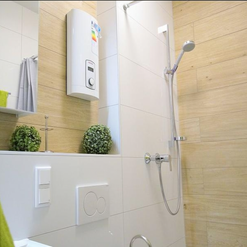 Badezimmer mit bodengleicher Dusche