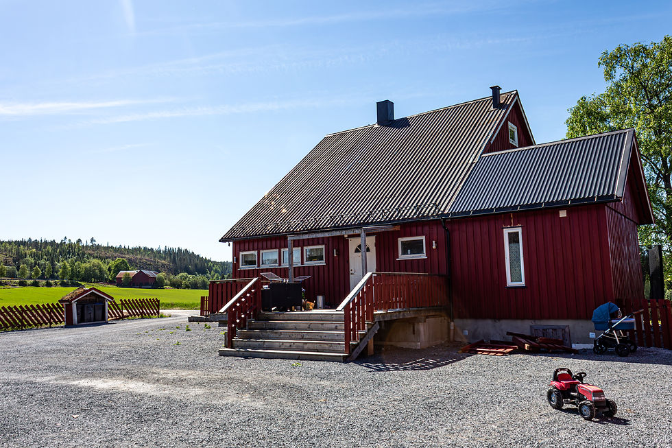 Rødt hus med gårdsplass