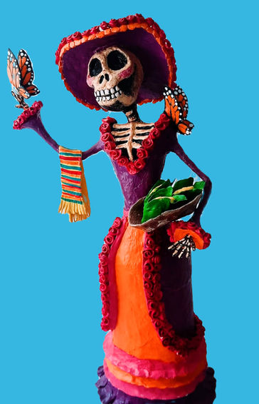 Catrina tradicional mexicana con canasta de elotes y rebozo de papel maché y pintura acrílica