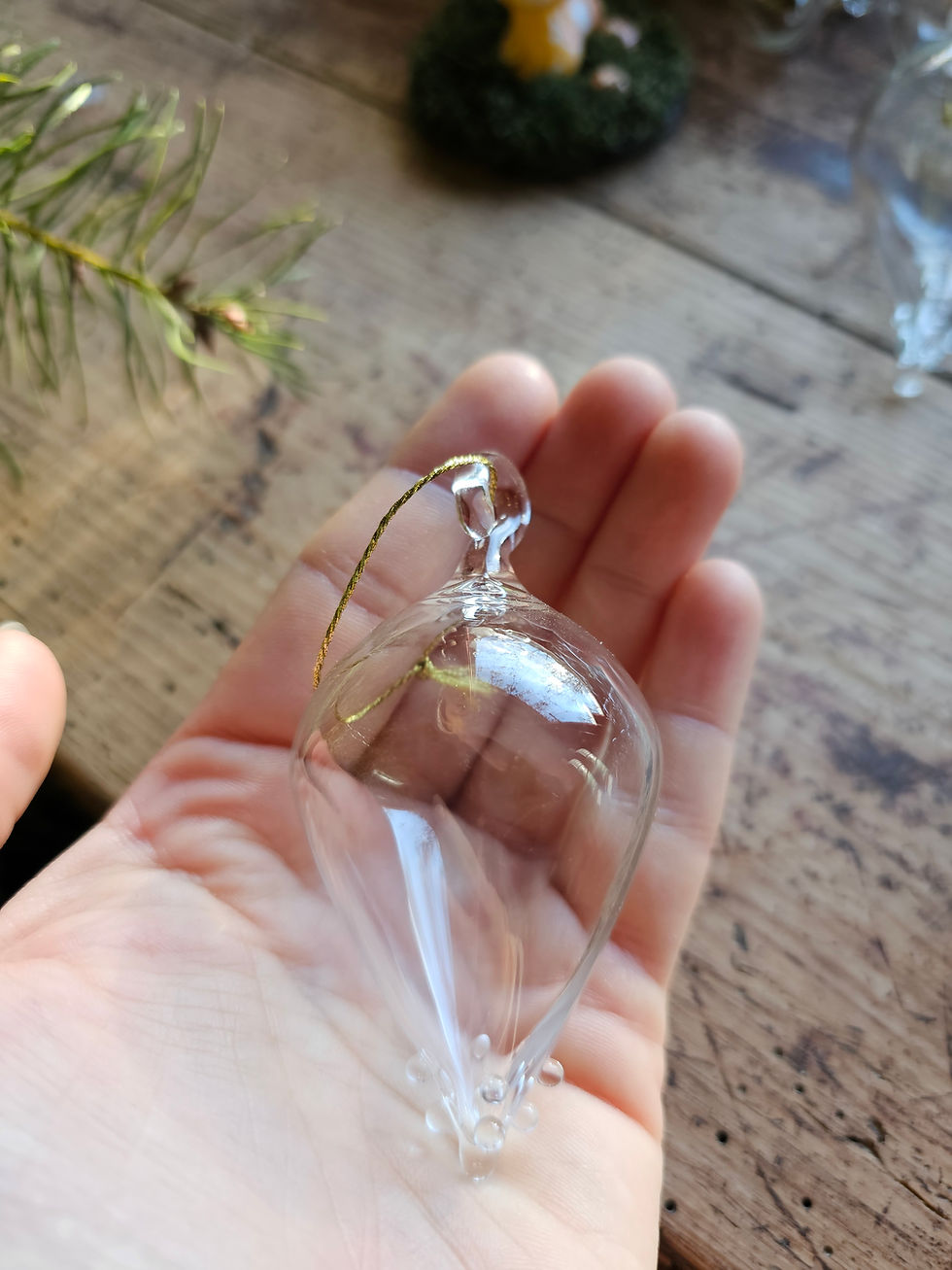 Main tenant a Boule de Noël en verre Soufflé, decoration de Noël, sur bois, sillycatglassblower