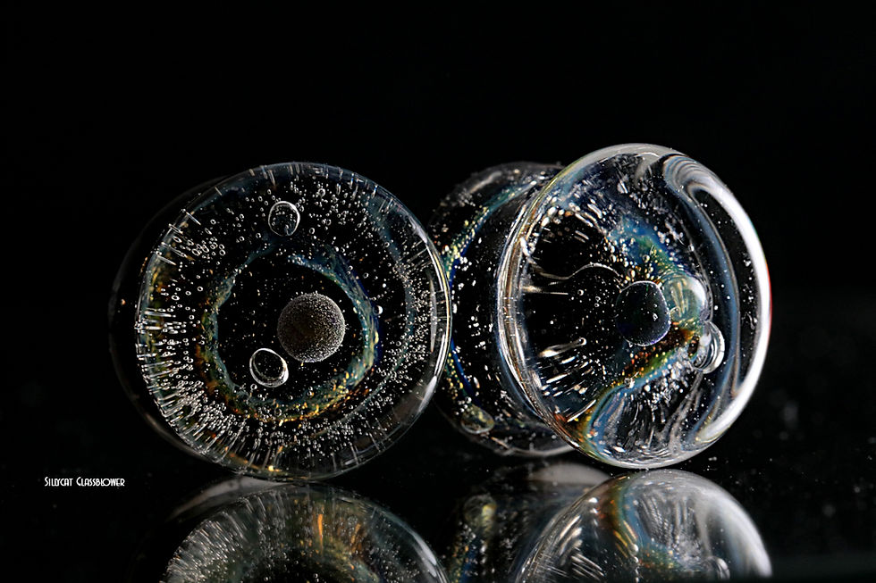 Thumbnail: Deux plugs d'oreille en verre transparent avec des inclusions bleues et dorées