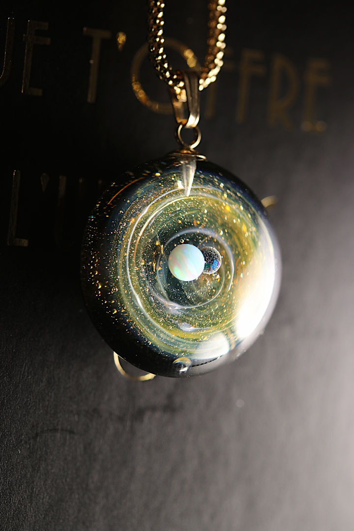 Thumbnail: Pendentif galactique Collier Galaxie en Verre – Bijou Cosmique Lumineux & Unique, fond noir, or.