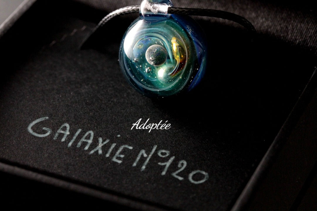 Pendentif Galaxie N°120: bijou artisanal, bleu nuit,  dans son écrin.