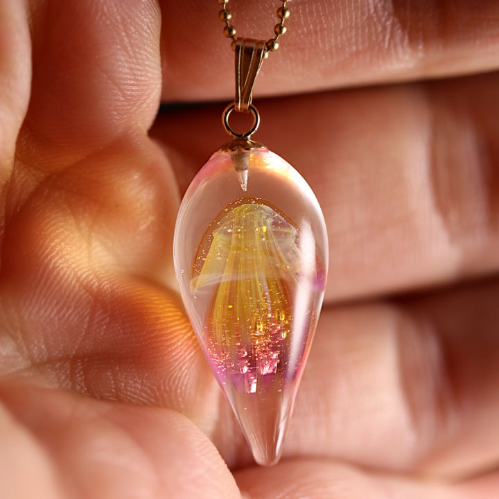 Magnifique pendentif méduse en résine