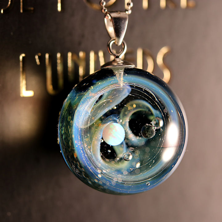 Collier Méduse coquillage, pendentif verre opale