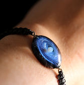 Bracelet Galaxie de couleur bleu.