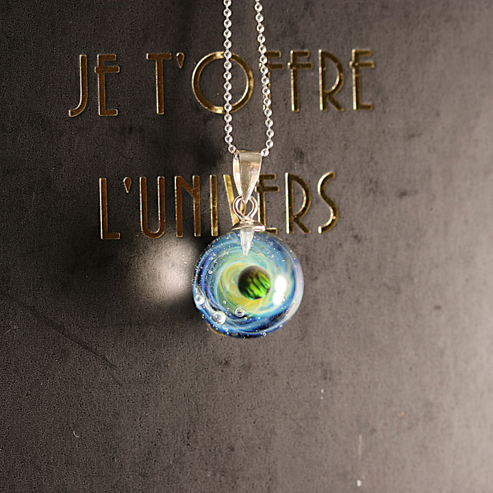 Thumbnail: collier galaxie avec une voie lactée de couleur jaune et bleu. 