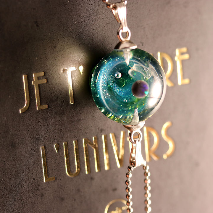 Thumbnail: Collier verre turquoise, "Je t'aime l'univers", détail coquillage