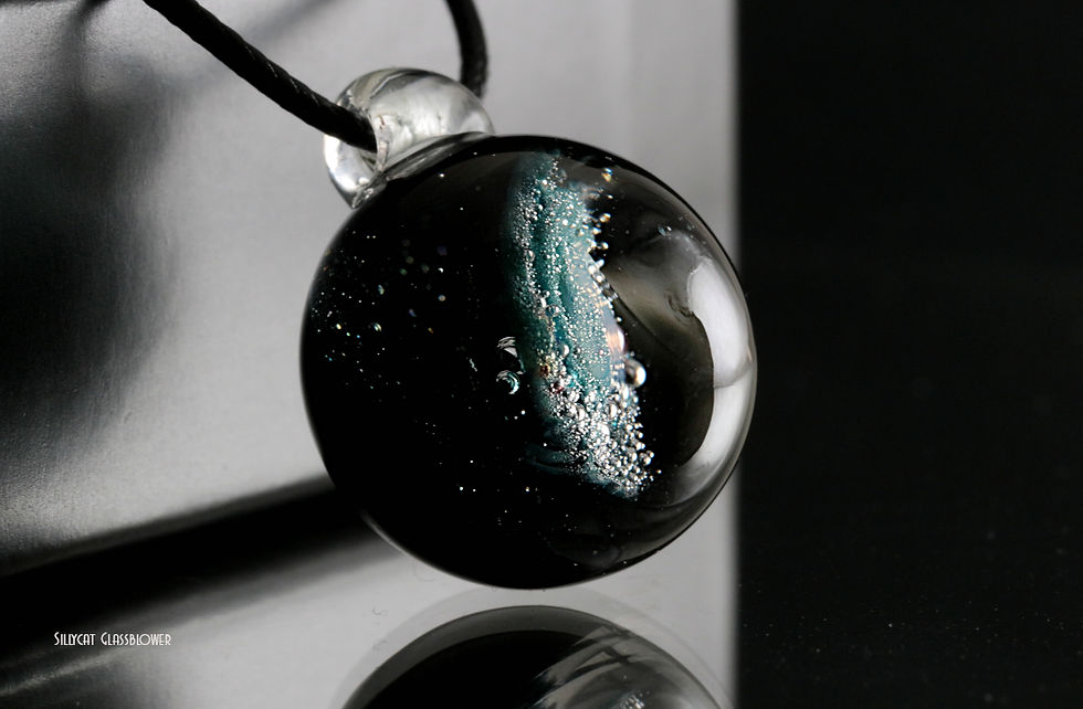 Miniature : Pendentif galaxie sphérique noir avec inclusion turquoise