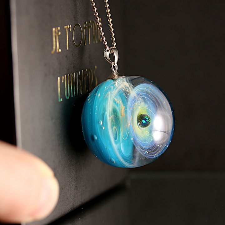 Miniature : bijoux galaxie sur un écrin.