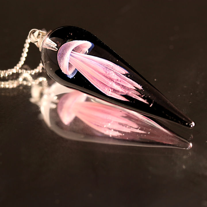 pendentif méduse de couleur rose.