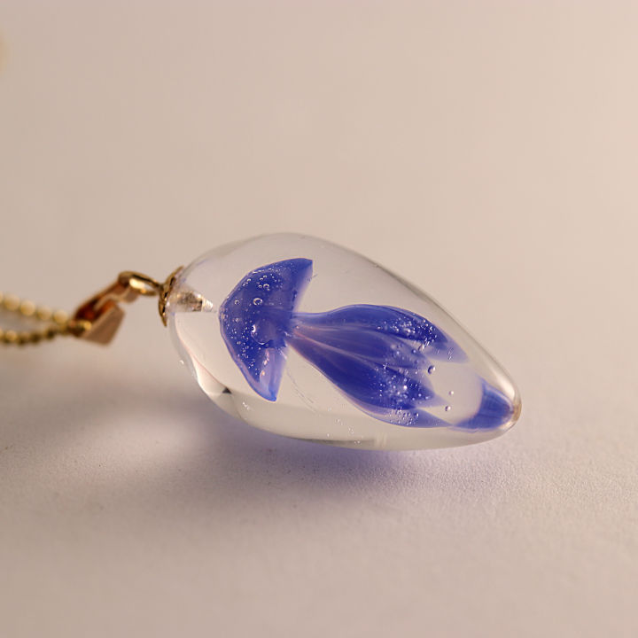 Pendentif méduse bleue en verre, collier élégant