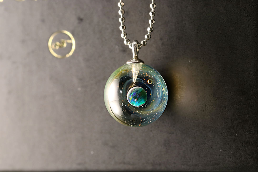 Magnifique pendentif sphérique, univers miniature