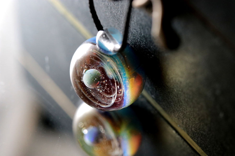 Thumbnail: bijoux  en verre, motif galaxie, couleurs arc-en-ciel
