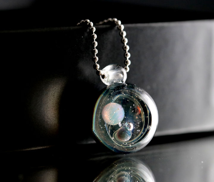 Thumbnail: collier galaxie en  verre, opale, Galaxie N°201, chaîne argent, bijou artisanal