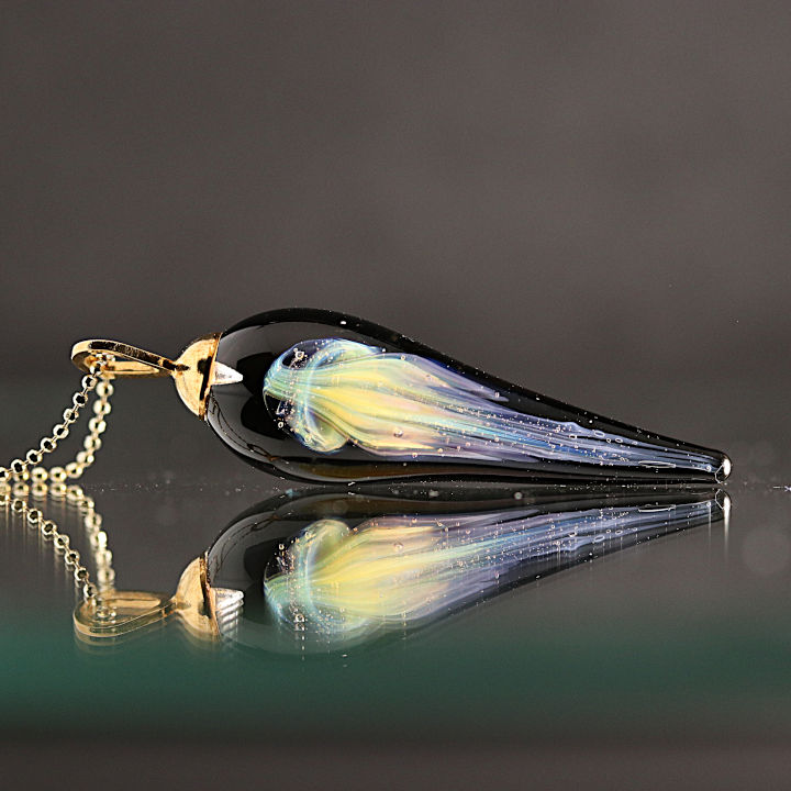 collier méduse en forme de goutte.