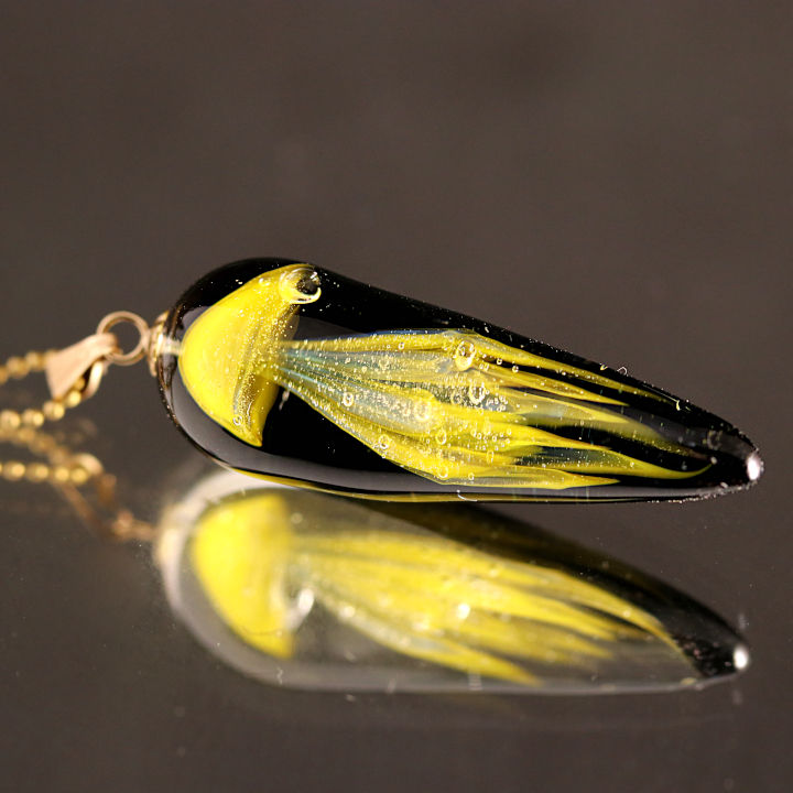 Pendentif goutte verre jaune et noir