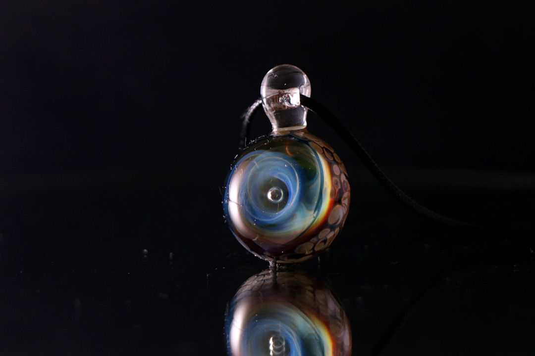 Pendentif cosmique en  verre, bleu et or, collier élégant