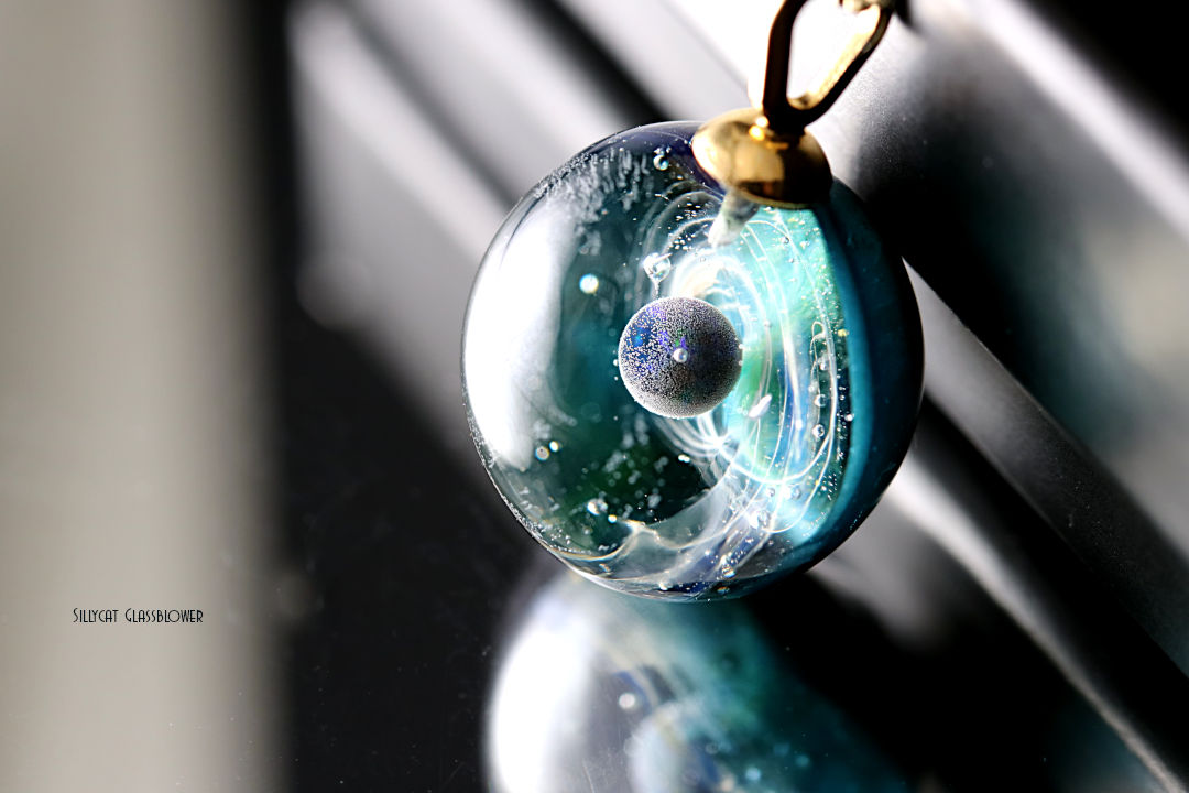 Pendentif sphérique verre, cosmos miniature