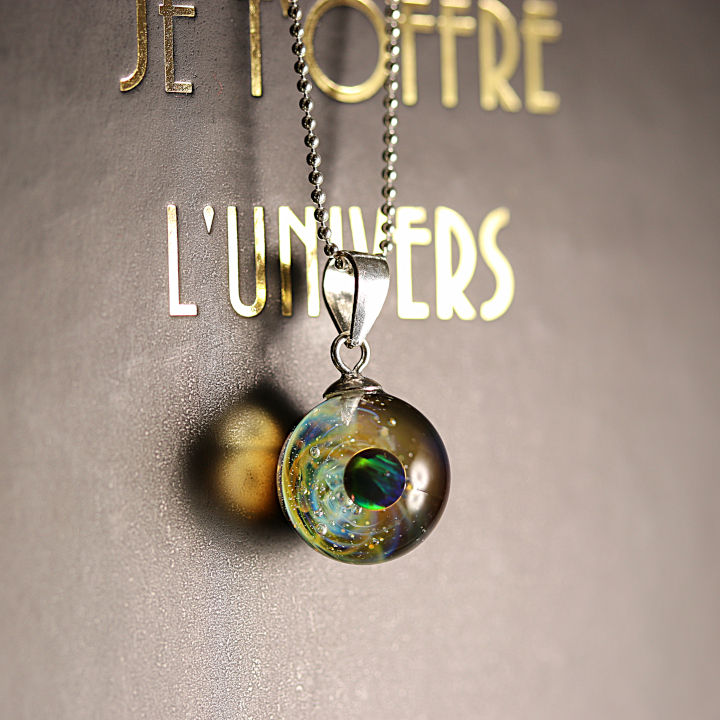 collier galaxie avec une voie lactée jaune.