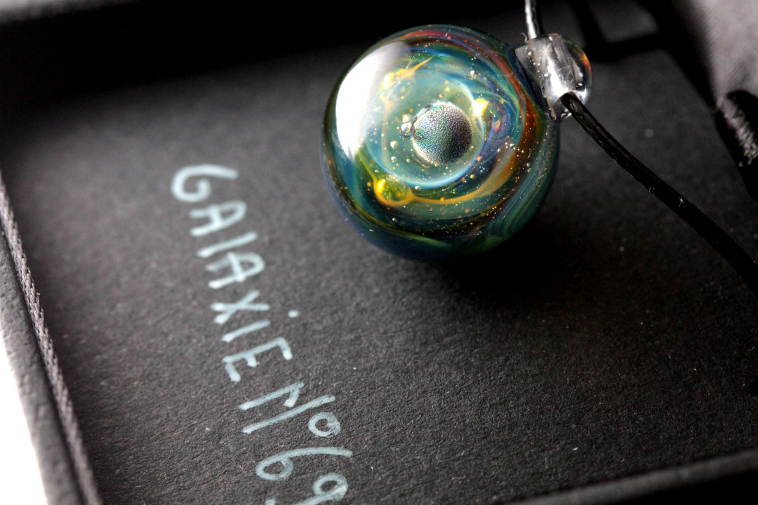 Pendentif galaxie verre, texte Galaxie 10/09