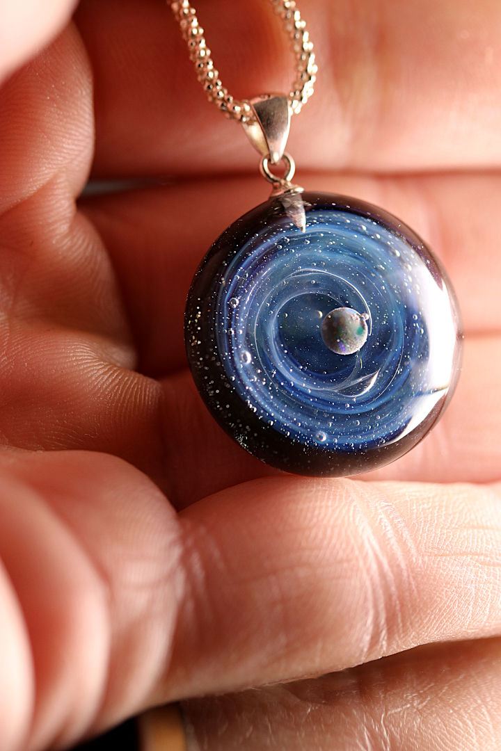 Thumbnail: Pendentif verre, galaxie, planète bleue