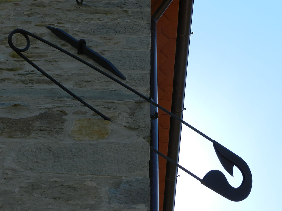 Tuscany Meanders La Spilla = the safety pin