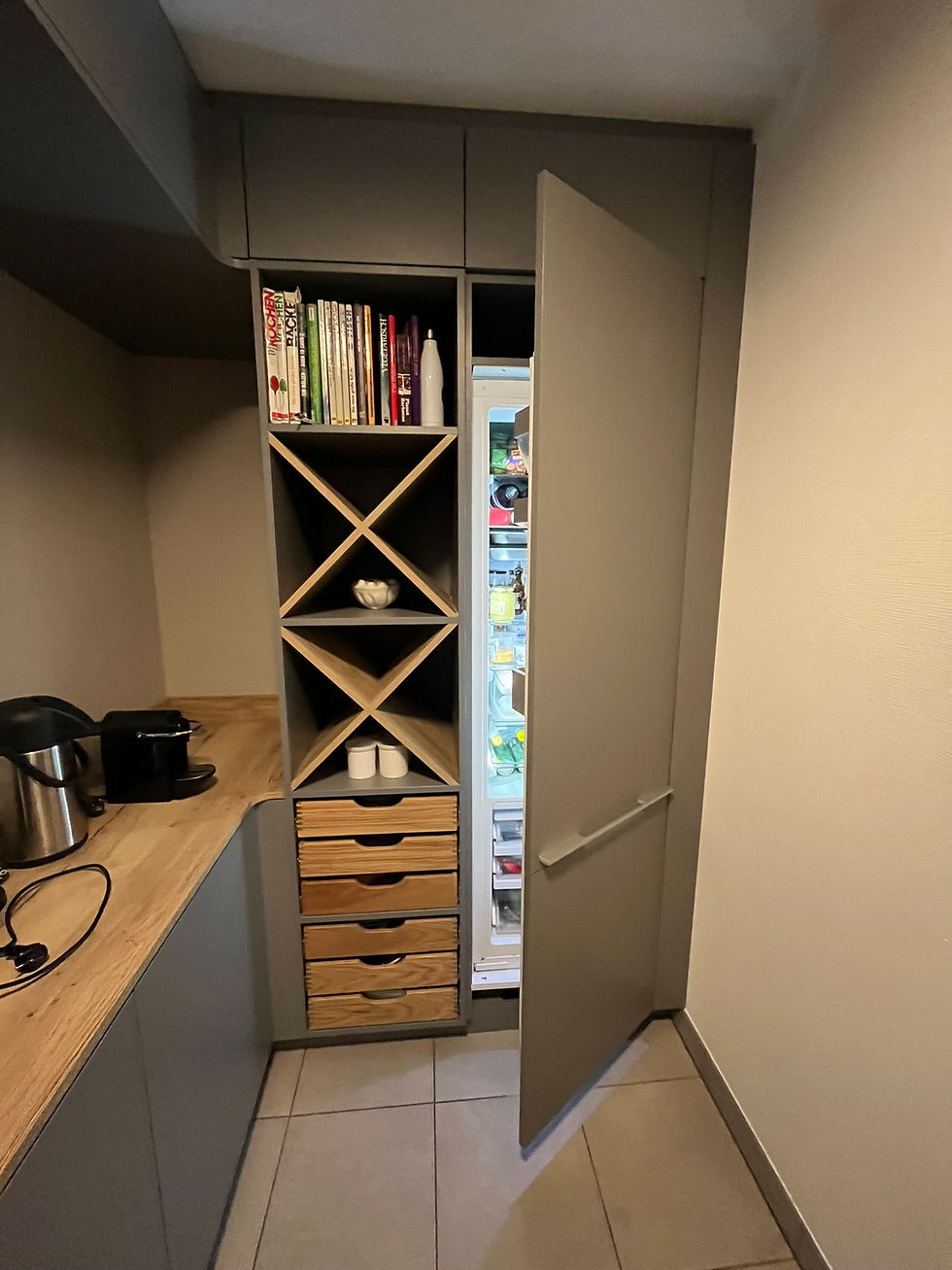 Abstellraum mit eingebautem Echtholz-Schubkasten.