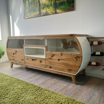 Weiß lackiertes Meisterstück aus Eiche mit rundem Korpus, elektronischen Weinauszügen, Glasfronten und mechanischen Schubkastensystemen mit sichtbaren Zahnrädern